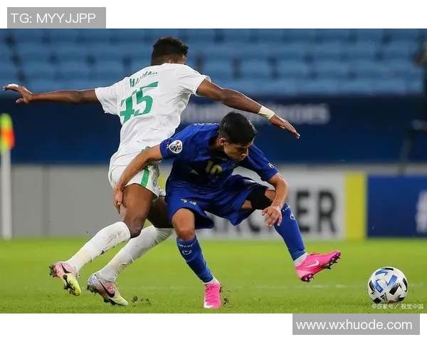 路人意外闯入镜头成为足球明星瞬间引发热议与关注 路人意外闯入镜头成为足球明星瞬间引发热议与关注