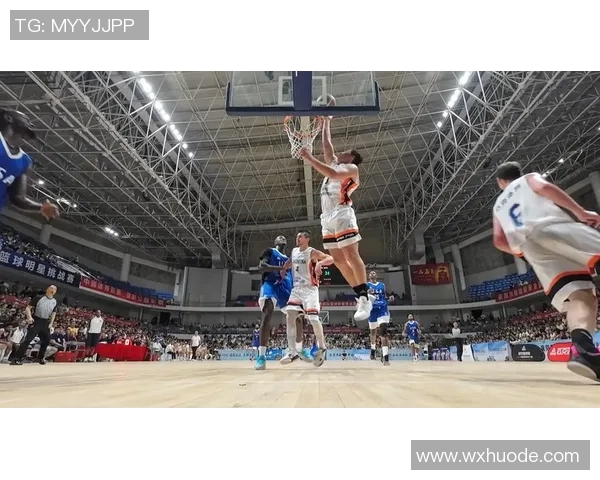 篮球明星与篮球框的完美结合展现运动魅力与激情的精彩瞬间